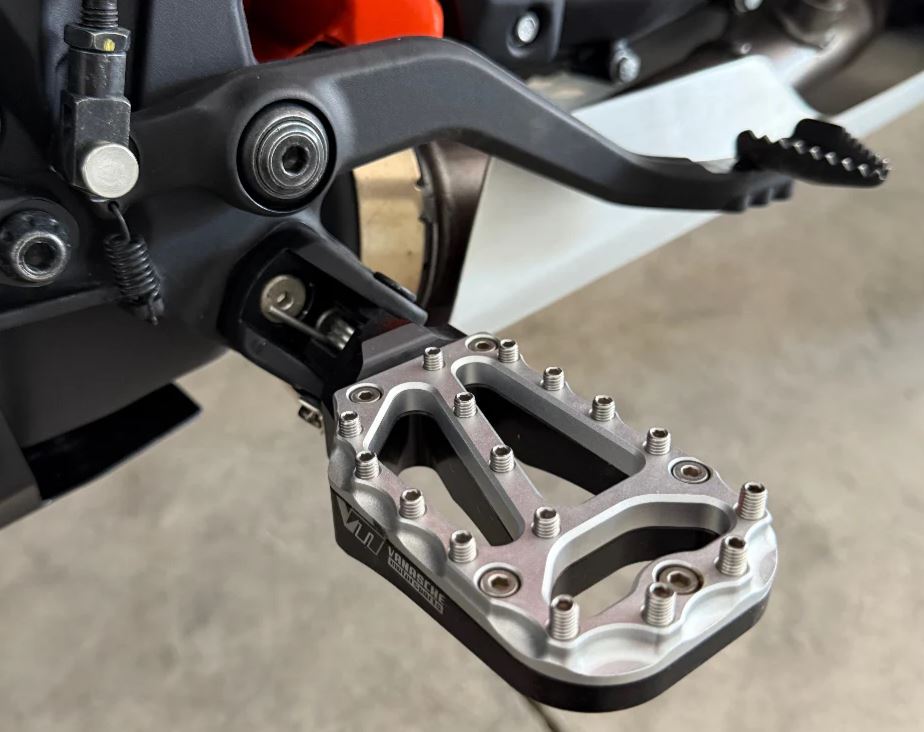KTM390 Foot pegs